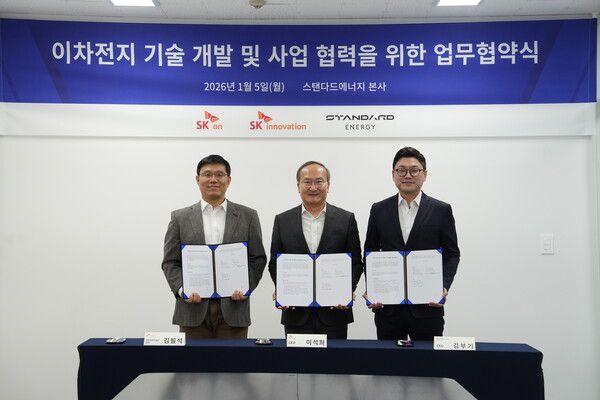 이석희&nbsp;SK온 사장(가운데),&nbsp;김필석&nbsp;SK이노베이션 환경과학기술원장(왼쪽)과 김부기 스탠다드에너지 대표가 5일 대전 대덕구 스탠다드에너지 본사에서 ‘이차전지 기술 개발 및 사업 협력을 위한 업무협약식’ 체결 후 기념 촬영을 하고 있다. SK온 제공 [뉴스락]