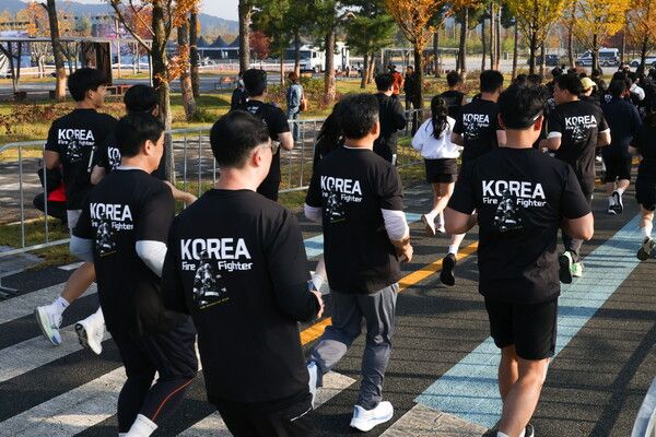 LG유플러스가 ‘119메모리얼런 기념 티셔츠’를 판매한 수익금으로 순직 소방관의 희생을 알리고 남은 가족을 지원한다고 6일 밝혔다. 사진은 지난 11월 진행된 ‘119 메모리얼데이’ 행사 현장 모습. 사진=LG유플러스 [뉴스락]