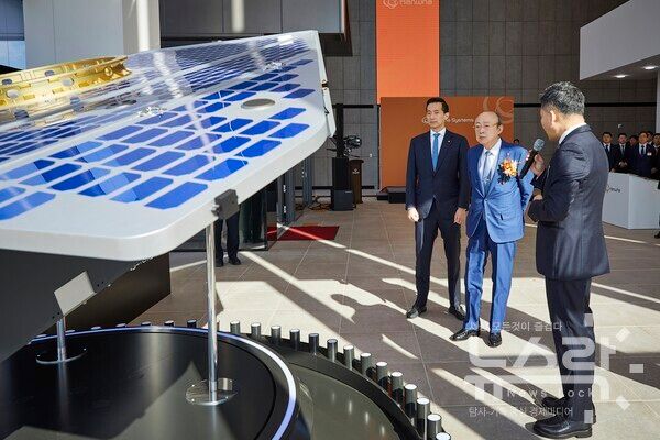 김승연 한화그룹 회장과 김동관 부회장이 세계 최고 수준의 기술력을 갖춘 해상도 15cm급 ‘VLEO(Very Low Earth Orbit) UHR(Ultra High Resolution) SAR(Synthetic Aperture Radar) 위성’의 실물모형을 살펴보고 있다. 사진=한화 [뉴스락]