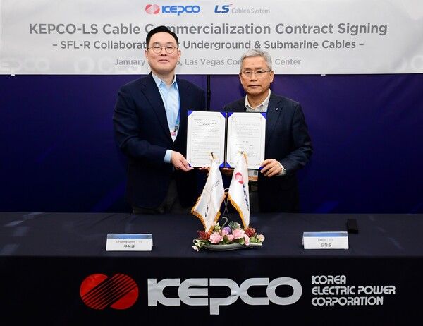 왼쪽 부터 LS전선 구본규 사장, 한전 김동철 사장이 미국 라스베가스에서 계약을 체결했다. 사진 한전 [뉴스락]