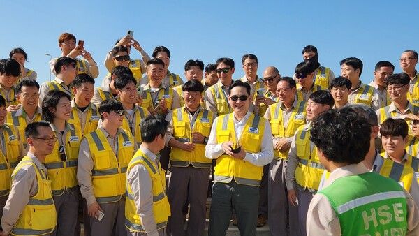 지난 2022년 12월 6일(현지 시각) 아랍에미리트(UAE)에 위치한 바라카&nbsp;원자력 발전소 건설 현장에 방문한 이재용 삼성전자 회장이 건설 현장을&nbsp;둘러보고 임직원들을 격려하고 있다. 삼성전자 제공 [뉴스락]
