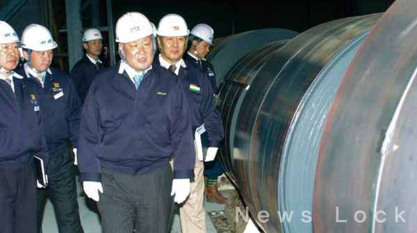 정몽구 현대차그룹 명예회장이 2005년 충남 당진공장 A열연 시제품을 시찰하고 있다. 현대제철 제공