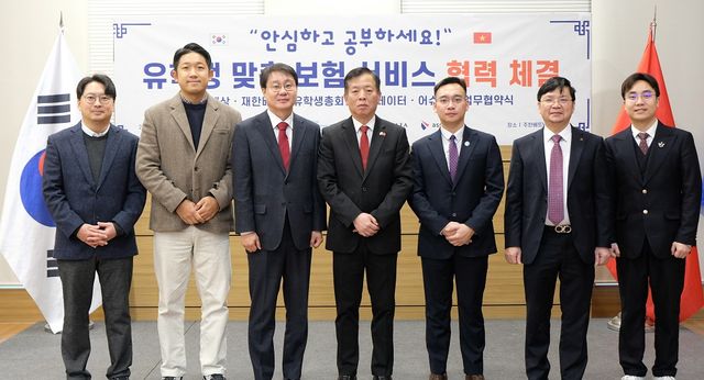 9일 주한베트남대사관에서 업무협약을 맺고 기념촬영을 하고 있다. 좌측부터 모모데이터 김수용 대표, 어슈어티 김영환 대표, 현대해상 유영철 상무, 부호(Vu Ho) 주한베트남대사, 응우옌 쩐 훙(Nguyen Tran Hung) VSAK(Vietnamese Student Associaiton In Korea) 회장, 주한베트남대사관 참사관 응우옌 딘 중(Nguyen Dinh Dung), VSAK 대외 및 홍보부장 응우옌 반 훙(Nguyen Van Hung). 현대해상 제공 [뉴스락]