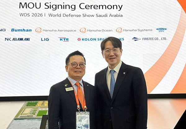 코오롱스페이스웍스 안상현 대표(오른쪽)가 9일(현지 시각) 사우디아라비아 리야드에서 열린 ‘WDS 2026(World Defense Show)’에서 한화오션과 사우디 및 중동 방산 시장 공동 진출을 위한 업무협약을 체결하고 한화오션 특수선사업부 어성철 사장(왼쪽)과 기념사진을 찍고 있다. 사진 코오롱 [뉴스락]