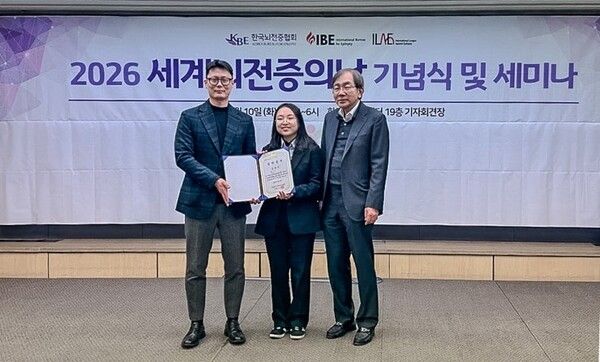 지난 10일 남양유업이 세계 뇌전증의 날을 맞아 한국뇌전증협회가 주최한 기념식에서뇌전증 환우를 위한 ‘임직원 나눔 장학금’을 전달하며 기념 촬영을 하고 있다.(좌측 장종진 남양유업 브랜드팀 과장, 우측 김흥동 한국뇌전증협회 이사장)