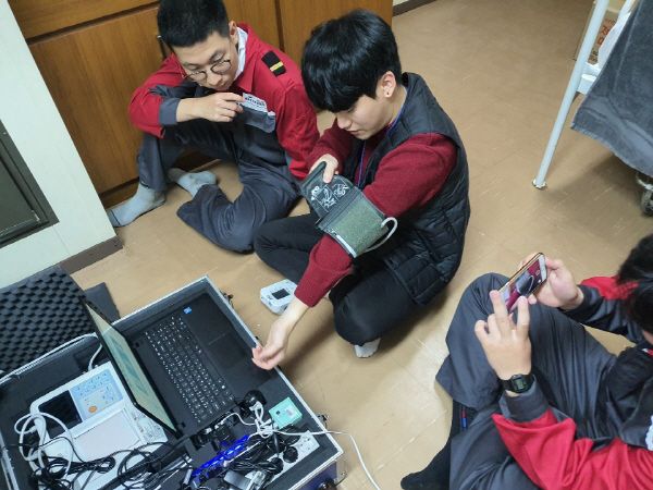 ‘해양 원격의료’를 통해 건강 상태를 살피는 선원들. 해양수산부 제공 [뉴스락]