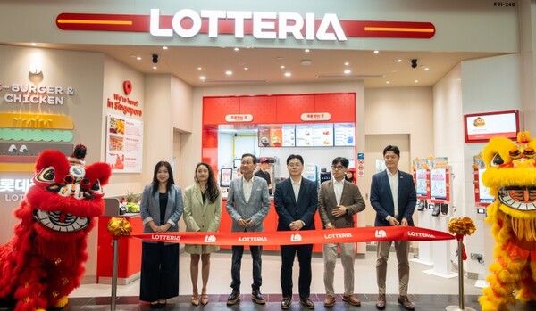 10일 싱가포르 주얼 창이 공항 지하&nbsp;1층에 위치한 롯데리아 싱가포르&nbsp;1호점 그랜드 오픈식에서 이원택 롯데GRS 대표이사(우측&nbsp;3번째)와 알란 고 카트리나그룹 회장(우측&nbsp;4번째)이 참석해 기념촬영을 하고 있다. 롯데GRS 제공 [뉴스락]