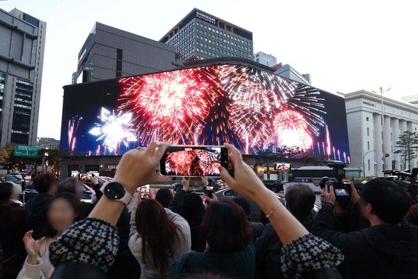 신세계백화점 신세계스퀘어 연말영상을 보는 인파 모습. 신세계백화점 제공 [뉴스락]