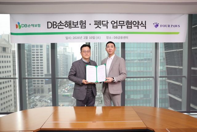 지난 10일 서울 강남구 대치동 DB금융센터에서 DB손해보험 문진욱 본부장(왼쪽)과 펫닥 이동현 상무가 업무협약을 맺고 기념 촬영을 하고 있다. DB손해보험 제공 [뉴스락]