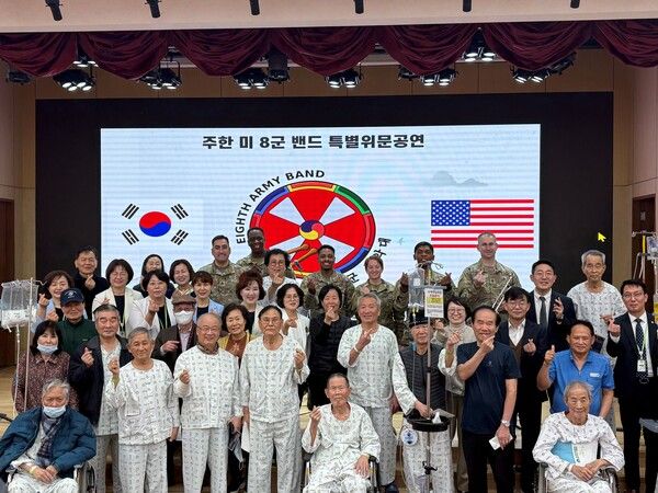 LH 임직원들은 지난 12일 서울 강동구 중앙보훈병원을 방문해 입원 중인 국가유공자 환우들을 위로하고 격려품을 전달했다. 사진 LH [뉴스락]