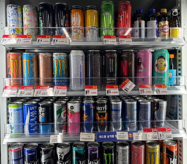 편의점 음료 진열대에 당이 함유된 음료들이 진열된 모습. 사진=장민지 기자 [뉴스락 편집]