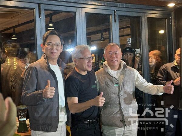 지난해 10월 30일 (왼쪽부터) 이재용 삼성전자 회장, 젠슨 황 엔비디아 CEO, 정의선 현대차 회장이 강남 깐부치킨서 회동을 가진 후 기념사진을 촬영하고 있다. 사진=김도연 기자 [뉴스락]