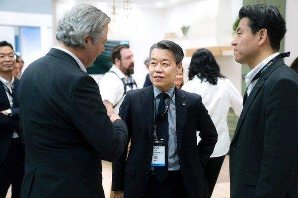 노진서LX하우시스 사장(가운데)이 LX하우시스 전시관을 살펴보고 있는 모습. 사진 LX하우시스 [뉴스락]