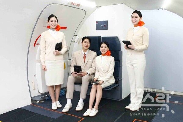 제주항공은 근무 환경 개선과 비상상황 발생시 대응력 강화를 위해 2월부터 스니커즈 기내화를 전면 도입했다. 사진=제주항공 [뉴스락]