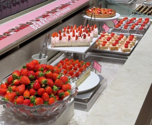 애슐리퀸즈 마곡점에 진열된 생딸기 바스켓과 딸기 디저트. 이랜드이츠 제공 [뉴스락]