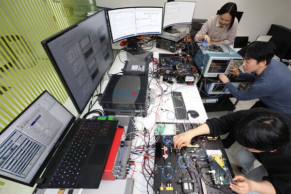 KT&nbsp;직원들이 양자 암호키 분배 장비를 사용하는 모습. KT 제공 [뉴스락]