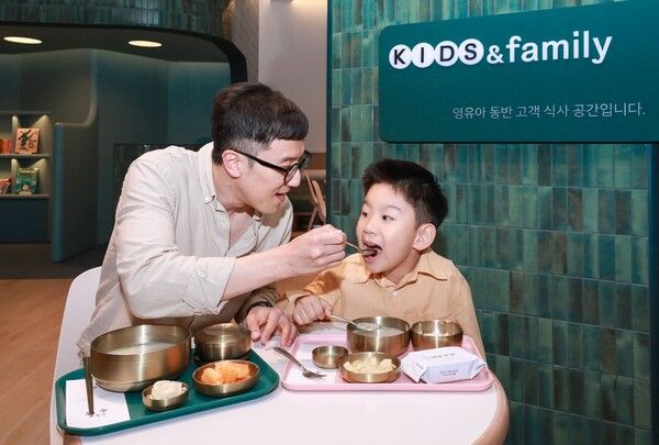 현대백화점 판교점 지하 1층 식품관에 '키즈&패밀리' 공간에서 가족 고객이 식사를 즐기고 있다. 현대백화점그룹 제공 [뉴스락]