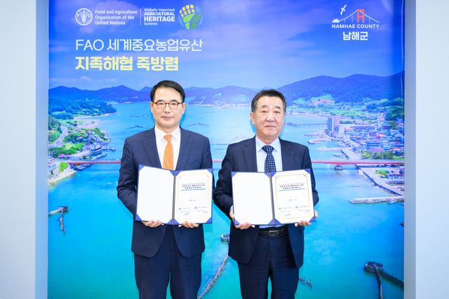 4일 장충남 남해군수(왼쪽부터)와 김철범 남해군수협 조합장이 남해군-남해군수협 지방보조금 전용계좌 협약 체결 후 사진촬영을 하고 있다. 수협중앙회 제공 [뉴스락]