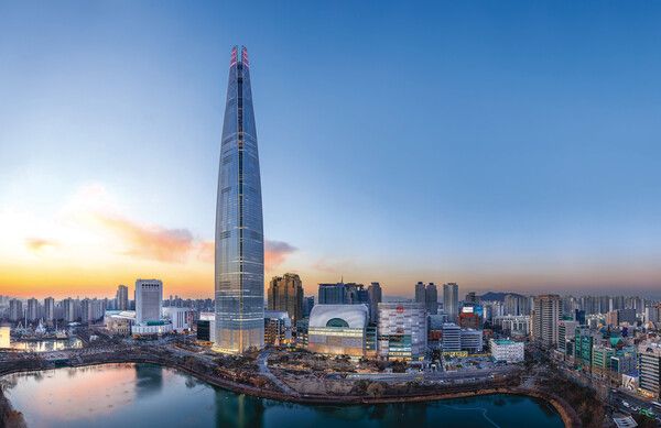 구조설계 전문회사인 레라(LERA)에서 구조설계를 맡고, 롯데건설에서 시공한 롯데월드타워