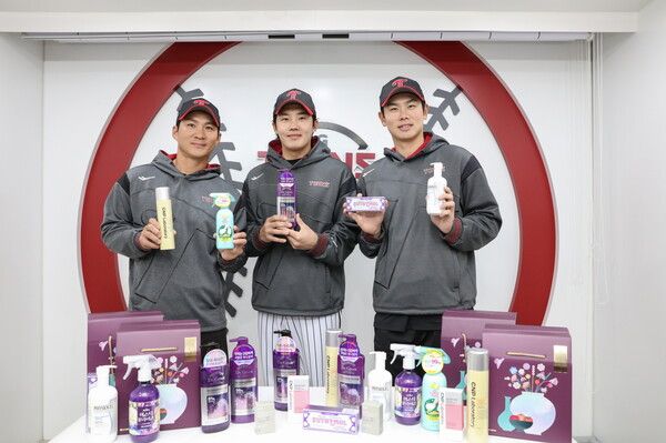 LG생활건강이 지난 10일 프로야구 LG트윈스 선수단에게 특별 선물세트를 전달했다. (왼쪽부터) 오지환, 임찬규, 홍창기 선수. LG생활건강 제공 [뉴스락]