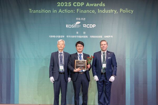 현대건설이 국내 건설사 중 유일하게 CDP Korea Awards 기후변화 대응 부문에서 8년 연속 명예의 전당을 수상하는 동시에 최상위 등급인 플래티넘 클럽을 5년 연속 획득하는 쾌거를 달성했다. 사진 현대건설 [뉴스락]