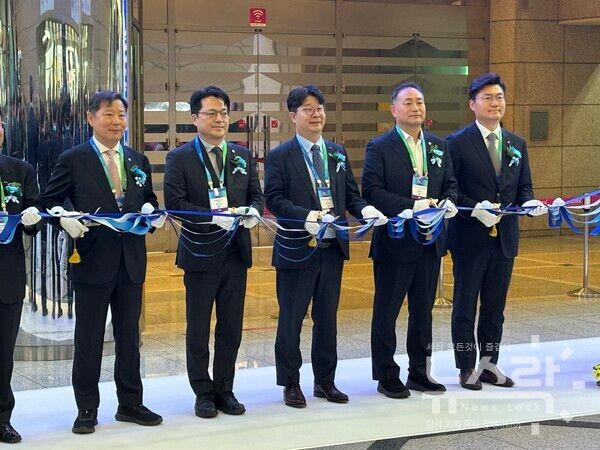 (왼쪽부터) 이철규 산업통상자원 중소벤처기업위원장, 문신학 산업통상자원부 차관, 엄기천 한국배터리산업협회장, 문신학 산업통상자원부 차관, 김우성 LG에너지솔루션 커뮤니케이션센터장. 사진=김도연 기자 [뉴스락]