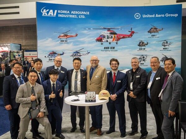 단체 사진, 왼쪽 4번째 &nbsp;KAI 최지훈 관용헬기팀장, 왼쪽 5번째UAG CEO Thomas Neumann. KAI 제공 [뉴스락]