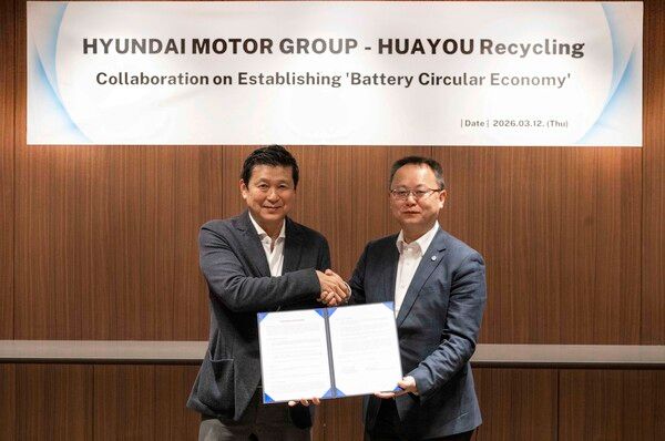 (왼쪽부터) 현대차그룹 미래전략본부장 정호근 부사장, 화유리사이클 바오 웨이 대표가 ‘인도네시아 EV 배터리 순환 경제 구축을 위한 업무협약(MOU)’ 체결식에서 기념사진 촬영하는 모습. 현대차그룹 제공 [뉴스락]