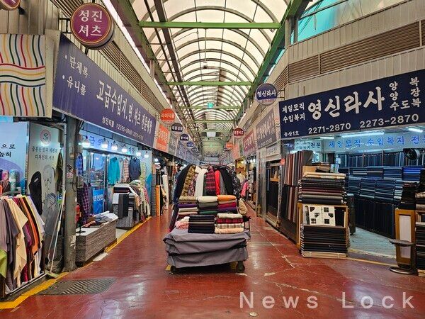 한산한 모습의 광장시장 의류 도매 상가. 사진=백소영 기자 [뉴스락]