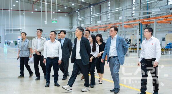 KGM이 본격적인 베트남 시장 진출을 앞두고 KD 파트너사인 푸타 그룹의 킴롱모터와 간담회를 갖고 생산 현장 점검과 함께 협력 방안을 모색했다.(사진 왼쪽 다섯번째 곽재선 KGM 회장). 사진=KGM [뉴스락]