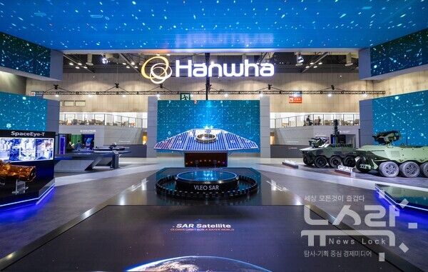 2025년 10월 일산 킨텍스에서 열린 ADEX 2025 한화 부스 내 한화시스템의 VLEO UHR SAR 위성 목업. 사진=한화시스템 [뉴스락]