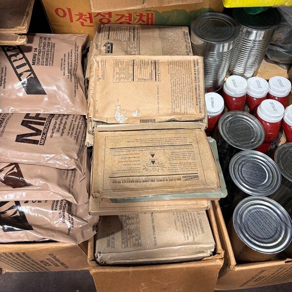 미군 전투식량과 구제 군복 상가. [뉴스락]