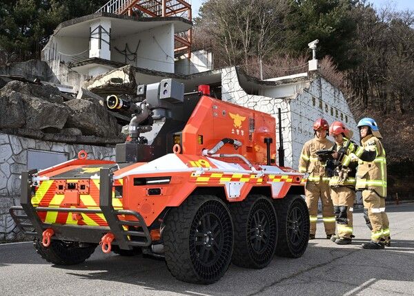 왼쪽부터 무인소방로봇을&nbsp;운용하고&nbsp;있는&nbsp;중앙&nbsp;119&nbsp;구조본부&nbsp;전준영&nbsp;주임,&nbsp;황정민&nbsp;반장,&nbsp;임팔순&nbsp;구조대장. 사진 현대차그룹 [뉴스락]
