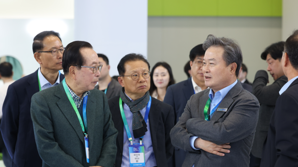 이동채 에코프로 창업주(오른쪽)와 김재철 동원그룹 명예회장이 인터배터리2026 전시에서 대화를 나누고 있다. 사진 에코프로 [뉴스락]