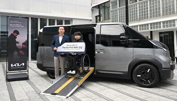 기아가 이스포츠 파트너 팀 디플러스 기아(DK) 소속 권재혁 선수에게 휠체어 탑승 승객 이동에 특화된 더 기아 피브이파이브 더블유에이브이(PV5 WAV)를 전달했다. 사진 기아 [뉴스락]