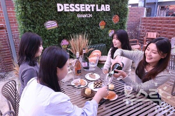 새롭게 선보인 이마트24 '디저트랩 서울숲점'의 야외 테라스에서 모델들이 디저트와 논알콜 와인을 페어링해 즐기고 있다. 이마트 24 제공 [뉴스락]
