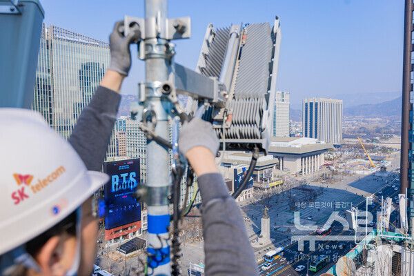 사진은 서울 광화문 주변의 통신 장비를 점검 중인 SKT 직원들의 모습. SK텔레콤 제공 [뉴스락]