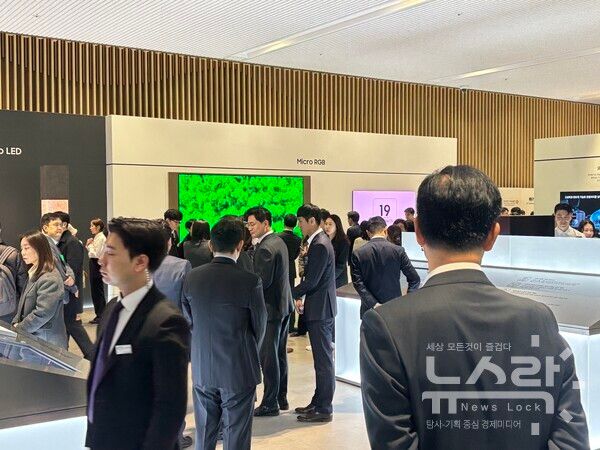 주총이 끝난 이후 주주들이 삼성전자의 신제품과 기술 시연을 살펴보고 있다. 이날 주총에서는 갤럭시 S26, HBM4/HBM4E 제품과 더불어 디스플레이, AI 등의 기술 시연이 이어졌다. 사진=김도연 기자 [뉴스락]