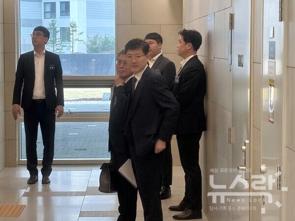 (가운데 왼쪽) 노태문 삼성전자 DX부문 사장이 주총이 끝난 후 현장을 나가고 있다. 사진=김도연 기자 [뉴스락]