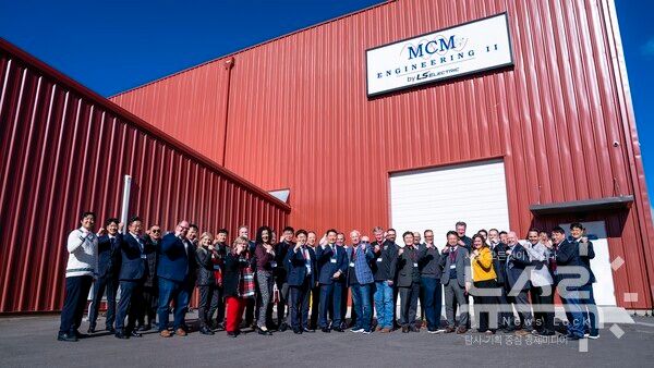 LS일렉트릭은 미국 배전반 제조 자회사 'MCM엔지니어링II'가 유타 주정부 세금감면 인센티브를 승인받았다고 18일 밝혔다. 사진은 구자균 LS일렉트릭 회장(가운데)과 MCM엔지니어링II 임직원들이 MCM엔지니어링II 공장 앞에서 기념촬영을 하는 모습. 사진=LS일렉트릭 [뉴스락]