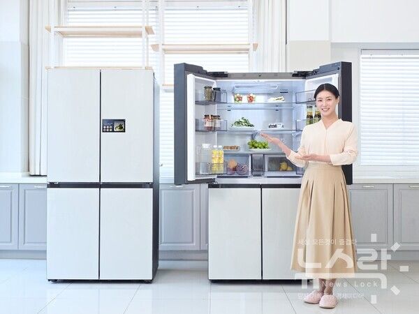 삼성전자 모델이 AI 기반의 고도화된 식재료 관리 기능을 제공하는 2026년형 '비스포크 AI 패밀리허브' 냉장고를 소개하고 있다. 사진=삼성전자 [뉴스락]
