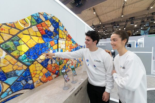 삼성디스플레이 MWC26 초슬림 베젤 모자이크 전시. 사진 삼성디스플레이 [뉴스락]