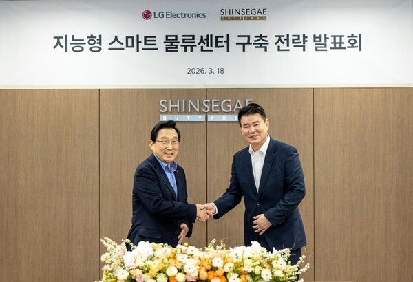 (왼쪽부터) 이석구 신세계디에프 대표이사, 정대화&nbsp;LG전자 생산기술원장이 기념촬영을 하고 있다. 신세계면세점 제공 [뉴스락]