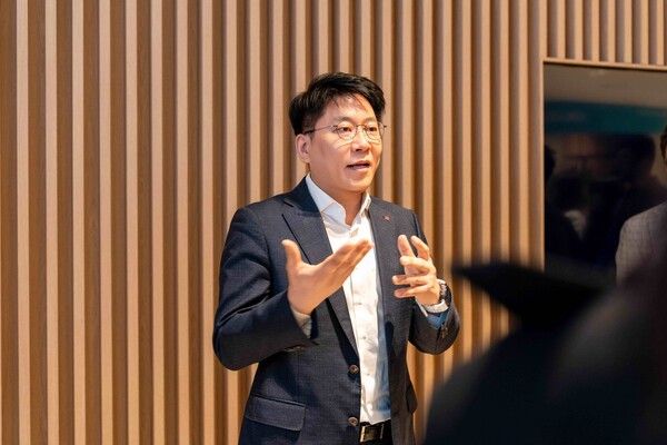 김동명 LG에너지솔루션 사장이 서울 여의도 LG트윈타워에서 열린 '제6기 정기주주총회'에서 질의에 답변하고 있다. LG에너지솔루션 제공 [뉴스락]