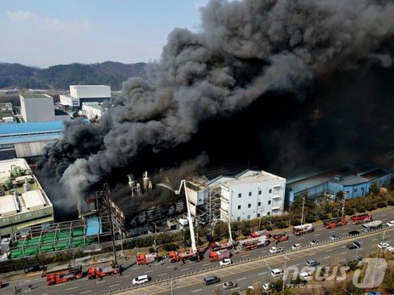 20일 오후 1시17분께 대전 대둑구 문평동의 한 공장에서 불이 나 연기가 피어오르고 있다. 소방 당국은 신고 14분 만에 대응 2단계를 발령해 진화 작업을 벌이고 있다.&nbsp;