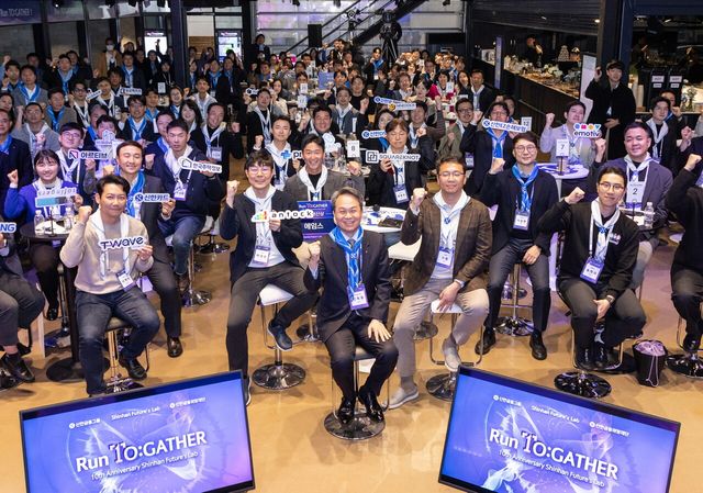 진옥동 신한금융 회장이 신한 퓨처스랩 동문기업 및 신한금융 관계자들과 기념촬영을 하고 있다. 신한은행 제공 [뉴스락]