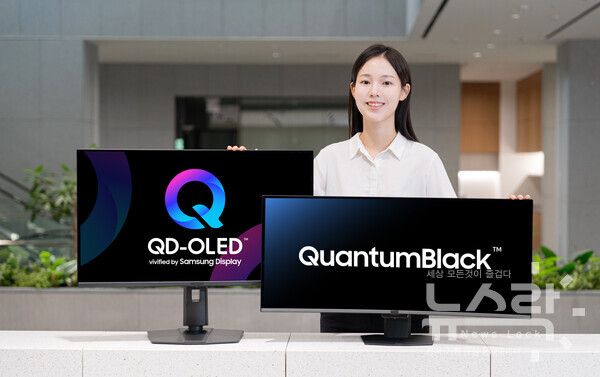삼성디스플레이만의 독보적인 저반사·고강도 필름 '퀀텀 블랙(QuantumBlack™)을 적용한 '26년 QD-OLED 모니터 신제품을 모델이 소개하고 있다. 사진=삼성디스플레이 [뉴스락]