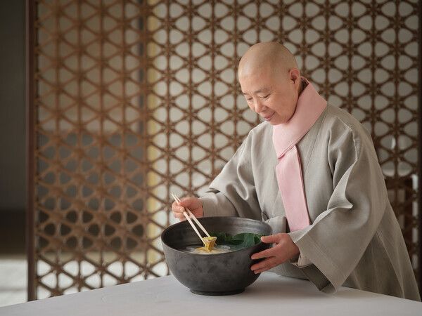 연꽃잎차를 우리는 정관스님. 호텔신라 제공 [뉴스락]