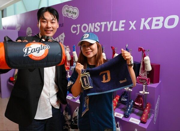 26일&nbsp;KBO 리그&nbsp;미디어데이에서 공개한&nbsp;CJ온스타일 굿즈 부스에서 관계자가 굿즈를 소개하고 있다. CJ온스타일 제공 [뉴스락]