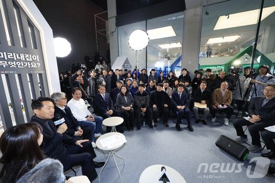 오세훈 서울시장이 서울시 중구 세종대로 서울도시건축전시관에서 열린 주택정책소통관 집들이 및 소통의 날 행사에서 신속통합기획 참여단, 신혼부부 등 120명의 참석자들과 정비사업 현장 애로점 및 주거 고민에 대한 의견을 나누고 있다.&nbsp;